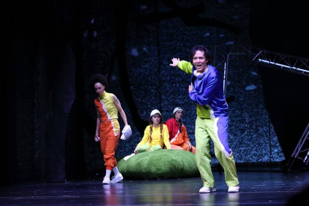 Jessica Cuna, Caroline Erdmann, Homa Faghiri und Jan Tsien Beller, v.l., während der Fotoprobe für Wolf im Theater an der Parkaue in Berlin, 20. Februar 2026. Von Sasa Stanisic. Regie und Choreografie Raphael Moussa Hillebrand. Bühne und Kostüme Jürgen Kirner. Premiere ist am 24. Februar 2026. Theater an der Parkaue Berlin Wolf