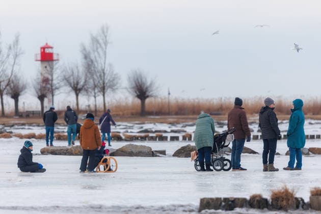 20.02.2026 - Das Stettiner Haff ist im Seebad Ueckermünde komplett zu gefroren. Kinder vergnügen sich auf dem Eis mit Schlitten Seebad Ueckermünde Mecklenburg-Vorpommern Deutschland *** 20 02 2026 The Szczecin Lagoon is completely frozen over in the seaside resort of Ueckermünde Children having fun on the ice with sledges Seaside resort of Ueckermünde Mecklenburg-Vorpommern Germany