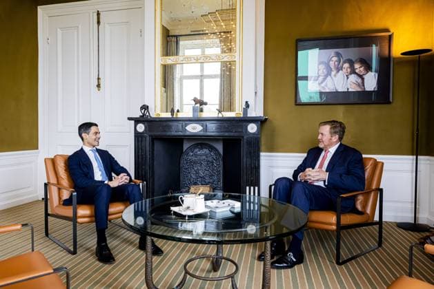 THE HAGUE King Willem-Alexander (R) speaks with formateur Rob Jetten (D66) at Huis ten Bosch Palace. The D66 political leader has presented his final report to House of Representatives Speaker Thom van Campen and will be sworn in as Prime Minister in two days. PATRICK VAN KATWIJK POOL ANP netherlands out - belgium out  Copyright: xx x551352717x originalFilename: 551352717.jpg