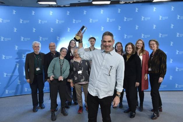 Berlinale 2026 ** NUR FÜR REDAKTIONELLE ZWECKE ** EDITORIAL USE ONLY **<p>Fernando Eimbcke (Regisseur vom Film Moscas ) und Peter Zander bei der Preisverleihung des Berliner Morgenpost Leserpreises anlässlich der Berlinale, im Hotel Hyatt.< p> Deutschland Berlin Berlin Copyright: DavidxHeerde