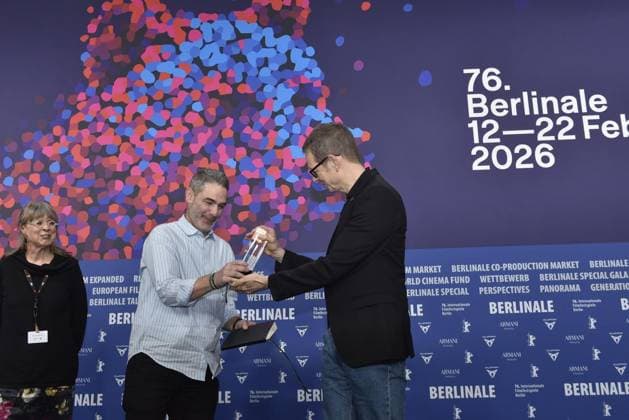 Berlinale 2026 ** NUR FÜR REDAKTIONELLE ZWECKE ** EDITORIAL USE ONLY **<p>Fernando Eimbcke (Regisseur vom Film Moscas ) und Peter Zander bei der Preisverleihung des Berliner Morgenpost Leserpreises anlässlich der Berlinale, im Hotel Hyatt.< p> Deutschland Berlin Berlin Copyright: DavidxHeerde