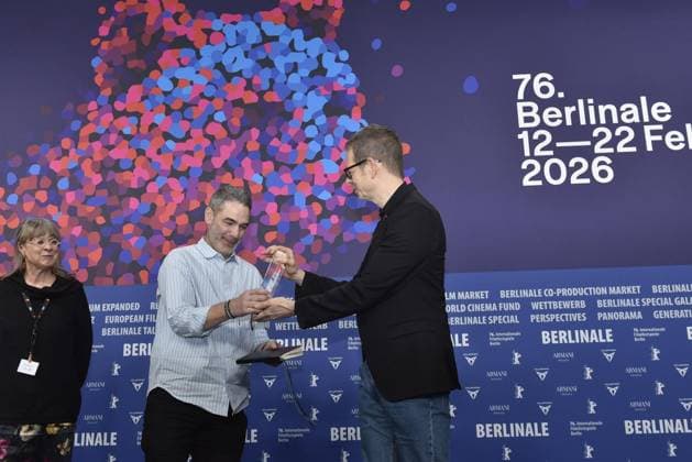 Berlinale 2026 ** NUR FÜR REDAKTIONELLE ZWECKE ** EDITORIAL USE ONLY **<p>Fernando Eimbcke (Regisseur vom Film Moscas ) und Peter Zander bei der Preisverleihung des Berliner Morgenpost Leserpreises anlässlich der Berlinale, im Hotel Hyatt.< p> Deutschland Berlin Berlin Copyright: DavidxHeerde
