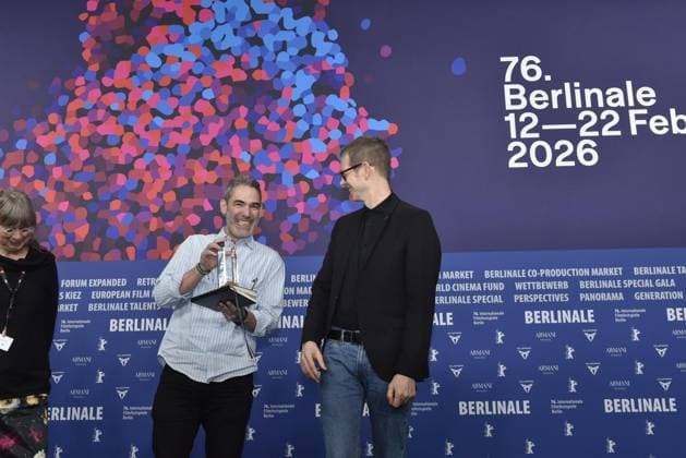 Berlinale 2026 ** NUR FÜR REDAKTIONELLE ZWECKE ** EDITORIAL USE ONLY **<p>Fernando Eimbcke (Regisseur vom Film Moscas ) und Peter Zander bei der Preisverleihung des Berliner Morgenpost Leserpreises anlässlich der Berlinale, im Hotel Hyatt.< p> Deutschland Berlin Berlin Copyright: DavidxHeerde