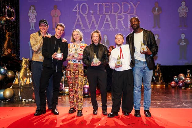 Gast, Kai Stänicke, Brydie O™Connor, Celine Sciamma, Ian de la Rosa und Gael Kamilindi bei der Verleihung des 40. Teddy Award 2026 auf der Berlinale 2026 76. Internationale Filmfestspiele Berlin in der Volksbühne. Berlin, 20.02.2026