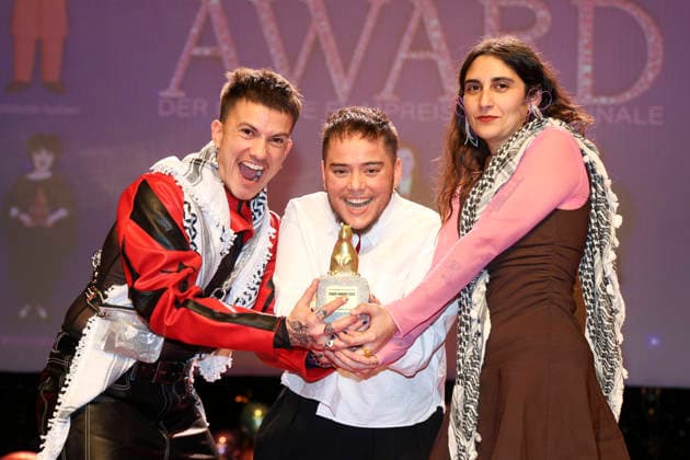 Ian de la Rosa mit Team bei der Verleihung des 40. Teddy Award 2026 auf der Berlinale 2026 76. Internationale Filmfestspiele Berlin in der Volksbühne. Berlin, 20.02.2026