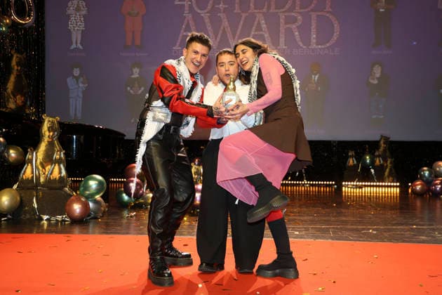 Ian de la Rosa mit Team bei der Verleihung des 40. Teddy Award 2026 auf der Berlinale 2026 76. Internationale Filmfestspiele Berlin in der Volksbühne. Berlin, 20.02.2026