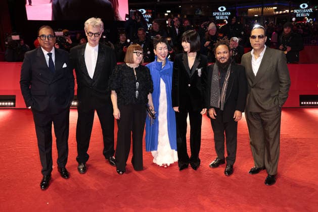 Die internationale Jury: Shivendra Singh Dungarpur, Wim Wenders, Ewa Puszczynska, Hikari, Bae Doona, Min Bahadur Bham und Reinaldo Marcus Green bei der Abschluss Feier der 76. Internationale Filmfestspiele Berlinale am 21.02.2026 in Berlin Berlinale 2026- Abschluss Feier Closing Ceremony