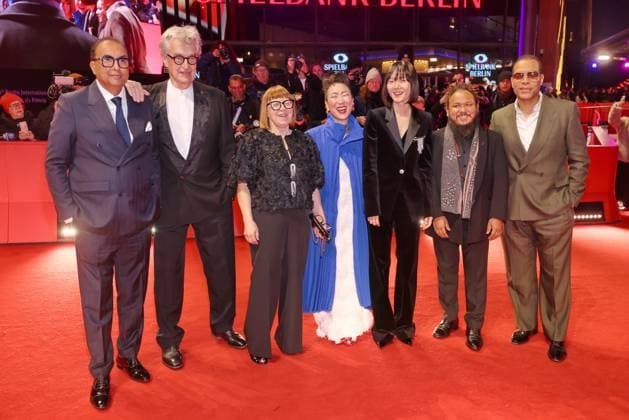 Berlinale Abschluss Gala Shivendra Singh, Wim Wenders, Ewa Puszczynska, Hikari, Bae Doona, Min Bahadur Bham und Reinaldo Marcus Green Roter Teppich zur Abschlussgala der 76. Berlinale im Berlinale Palast, Berlin, Datum: 21.02.2026 *** Berlinale Closing Gala Shivendra Singh, Wim Wenders, Ewa Puszczynska, Hikari, Bae Doona, Min Bahadur Bham and Reinaldo Marcus Green Red carpet at the closing gala of the 76th Berlinale at the Berlinale Palast, Berlin, date 21 02 2026 Copyright: xEventpress Kratschx