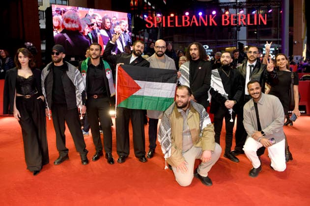 Cast von Chronicles from the Siege mit Palästinenser-Fahne bei der Closing Ceremony mit Preisverleihung auf der Berlinale 2026 76. Internationale Filmfestspiele Berlin im Berlinale Palast. Berlin, 21.02.2026