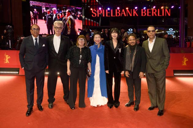 Shivendra Singh Dungarpur, Wim Wenders, Ewa Puszczynska, Hikari, Bae Doona, Min Bahadur Bham und Reinaldo Marcus Green bei der Closing Ceremony mit Preisverleihung auf der Berlinale 2026 76. Internationale Filmfestspiele Berlin im Berlinale Palast. Berlin, 21.02.2026