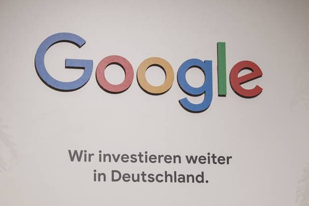 Europa, Deutschland, Baden-Württemberg: 38. Bundesparteitag der CDU Deutschlands in der Messe Stuttgart am 21.02.2026; Google Logo, Marke, Branding, Wir investieren weiter in Deutschland Schriftzug *** Europe, Germany, Baden Württemberg 38 Federal Party Congress of the CDU Germany at Messe Stuttgart on 21 02 2026 Google logo, brand, branding, We continue to invest in Germany lettering Copyright: xLUKAxKOLANOVICx