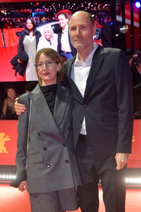 Lance Hammer mit Begleitung bei der Closing Ceremony mit Preisverleihung auf der Berlinale 2026 76. Internationale Filmfestspiele Berlin im Berlinale Palast. Berlin, 21.02.2026