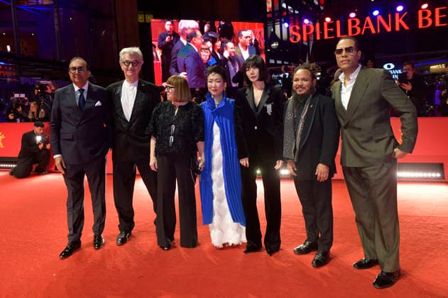 Shivendra Singh Dungarpur, Wim Wenders, Ewa PuszczyÅ ska, Hikari, Bae Doona, Min Bahadur Bham und Reinaldo Marcus Green bei der Closing Ceremony mit Preisverleihung auf der Berlinale 2026 76. Internationale Filmfestspiele Berlin im Berlinale Palast. Berlin, 21.02.2026