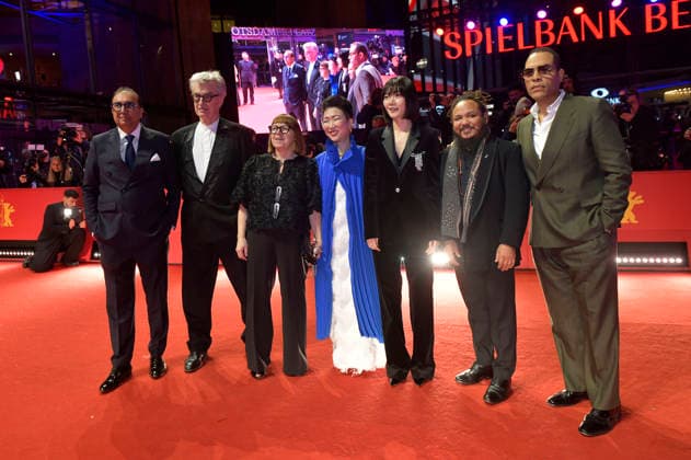 Shivendra Singh Dungarpur, Wim Wenders, Ewa PuszczyÅ ska, Hikari, Bae Doona, Min Bahadur Bham und Reinaldo Marcus Green bei der Closing Ceremony mit Preisverleihung auf der Berlinale 2026 76. Internationale Filmfestspiele Berlin im Berlinale Palast. Berlin, 21.02.2026