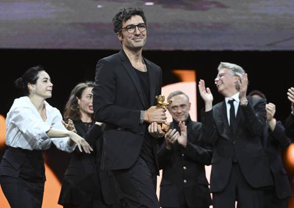 Director Ilker Catak wins Golden Bear for Gelbe Briefe at Berlin Film Festival BERLIN, GERMANY - FEBRUARY 21: Ilker Catak, director of Gelbe Briefe (Yellow Letters) receives the Golden Bear award for the best film during the closing ceremony of 76th International Berlin Film Festival (Berlinale) in Berlin, Germany on February 21, 2026. Halil Sagirkaya Anadolu Berlin Germany. Editorial use only. Please get in touch for any other usage.  Copyright: x2026xAnadoluxHalilxSagirkayax