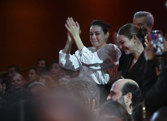 Director Ilker Catak wins Golden Bear for Gelbe Briefe at Berlin Film Festival BERLIN, GERMANY - FEBRUARY 21: Turkish actress Ozgu Namal celebrates after Ilker Catak, director of Gelbe Briefe (Yellow Letters) receives the Golden Bear award for the best film during the closing ceremony of 76th International Berlin Film Festival (Berlinale) in Berlin, Germany on February 21, 2026. Halil Sagirkaya Anadolu Berlin Germany. Editorial use only. Please get in touch for any other usage.  Copyright: x2026xAnadoluxHalilxSagirkayax