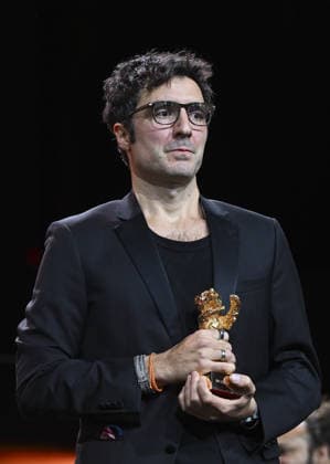 Director Ilker Catak wins Golden Bear for Gelbe Briefe at Berlin Film Festival BERLIN, GERMANY - FEBRUARY 21: Ilker Catak, director of Gelbe Briefe (Yellow Letters) receives the Golden Bear award for the best film during the closing ceremony of 76th International Berlin Film Festival (Berlinale) in Berlin, Germany on February 21, 2026. Halil Sagirkaya Anadolu Berlin Germany. Editorial use only. Please get in touch for any other usage.  Copyright: x2026xAnadoluxHalilxSagirkayax