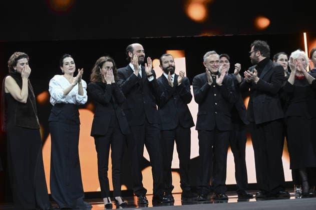 Director Ilker Catak wins Golden Bear for Gelbe Briefe at Berlin Film Festival BERLIN, GERMANY - FEBRUARY 21: Cast of Gelbe Briefe (Yellow Letters) celebrates after Ilker Catak, director of Gelbe Briefe (Yellow Letters) receives the Golden Bear award for the best film during the closing ceremony of 76th International Berlin Film Festival (Berlinale) in Berlin, Germany on February 21, 2026. Halil Sagirkaya Anadolu Berlin Germany. Editorial use only. Please get in touch for any other usage.  Copyright: x2026xAnadoluxHalilxSagirkayax