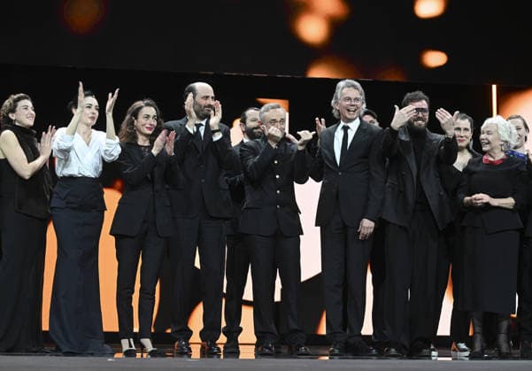 Director Ilker Catak wins Golden Bear for Gelbe Briefe at Berlin Film Festival BERLIN, GERMANY - FEBRUARY 21: Cast of Gelbe Briefe (Yellow Letters) celebrates after Ilker Catak, director of Gelbe Briefe (Yellow Letters) receives the Golden Bear award for the best film during the closing ceremony of 76th International Berlin Film Festival (Berlinale) in Berlin, Germany on February 21, 2026. Halil Sagirkaya Anadolu Berlin Germany. Editorial use only. Please get in touch for any other usage.  Copyright: x2026xAnadoluxHalilxSagirkayax