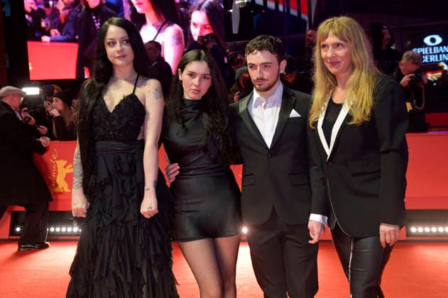 Alessa Savage, Safiya Benaddi, Caolan O Gorman und Gast bei der Closing Ceremony mit Preisverleihung auf der Berlinale 2026 76. Internationale Filmfestspiele Berlin im Berlinale Palast. Berlin, 21.02.2026