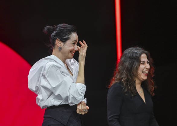 Director Ilker Catak wins Golden Bear for Gelbe Briefe at Berlin Film Festival BERLIN, GERMANY - FEBRUARY 21: Turkish actress Ozgu Namal celebrates after Ilker Catak, director of Gelbe Briefe (Yellow Letters) receives the Golden Bear award for the best film during the closing ceremony of 76th International Berlin Film Festival (Berlinale) in Berlin, Germany on February 21, 2026. Halil Sagirkaya Anadolu Berlin Germany. Editorial use only. Please get in touch for any other usage.  Copyright: x2026xAnadoluxHalilxSagirkayax