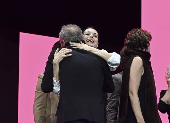Director Ilker Catak wins Golden Bear for Gelbe Briefe at Berlin Film Festival BERLIN, GERMANY - FEBRUARY 21: Turkish actress Ozgu Namal celebrates after Ilker Catak, director of Gelbe Briefe (Yellow Letters) receives the Golden Bear award for the best film during the closing ceremony of 76th International Berlin Film Festival (Berlinale) in Berlin, Germany on February 21, 2026. Halil Sagirkaya Anadolu Berlin Germany. Editorial use only. Please get in touch for any other usage.  Copyright: x2026xAnadoluxHalilxSagirkayax