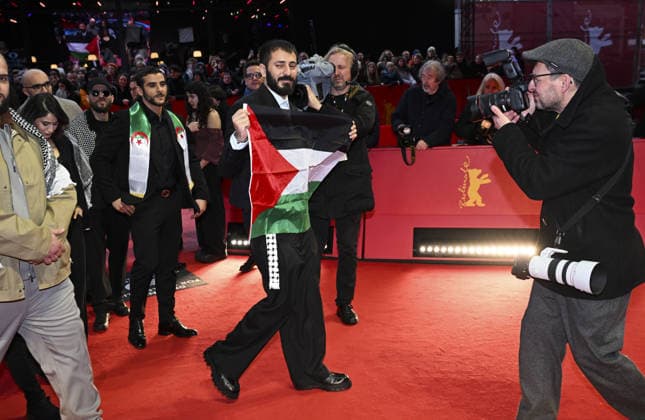 76th Berlin International Film Festival BERLIN, GERMANY - FEBRUARY 21: Actors take the stage carrying the Palestinian flag after winning the Best Feature Film Award with his film Chronicles From the Siege at the 76th Berlin International Film Festival (Berlinale) in Berlin, Germany, on February 21, 2026. Halil Sagirkaya Anadolu Berlin Germany. Editorial use only. Please get in touch for any other usage.  Copyright: x2026xAnadoluxHalilxSagirkayax