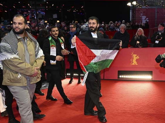 76th Berlin International Film Festival BERLIN, GERMANY - FEBRUARY 21: Actors take the stage carrying the Palestinian flag after winning the Best Feature Film Award with his film Chronicles From the Siege at the 76th Berlin International Film Festival (Berlinale) in Berlin, Germany, on February 21, 2026. Halil Sagirkaya Anadolu Berlin Germany. Editorial use only. Please get in touch for any other usage.  Copyright: x2026xAnadoluxHalilxSagirkayax