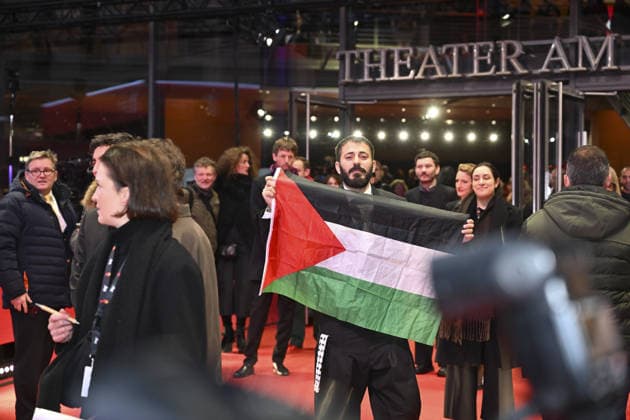 76th Berlin International Film Festival BERLIN, GERMANY - FEBRUARY 21: Actors take the stage carrying the Palestinian flag after winning the Best Feature Film Award with his film Chronicles From the Siege at the 76th Berlin International Film Festival (Berlinale) in Berlin, Germany, on February 21, 2026. Halil Sagirkaya Anadolu Berlin Germany. Editorial use only. Please get in touch for any other usage.  Copyright: x2026xAnadoluxHalilxSagirkayax