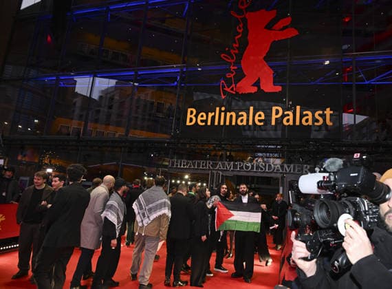 76th Berlin International Film Festival BERLIN, GERMANY - FEBRUARY 21: Actors take the stage carrying the Palestinian flag after winning the Best Feature Film Award with his film Chronicles From the Siege at the 76th Berlin International Film Festival (Berlinale) in Berlin, Germany, on February 21, 2026. Halil Sagirkaya Anadolu Berlin Germany. Editorial use only. Please get in touch for any other usage.  Copyright: x2026xAnadoluxHalilxSagirkayax