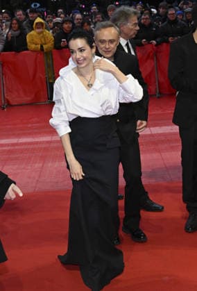 76th Berlin International Film Festival BERLIN, GERMANY - FEBRUARY 21: Actress Ozgu Namal of Gelbe Briefe (Yellow Letters) pose for a photo on the red carpet after winning the Golden Bear for Best Film during the 76th Berlin International Film Festival (Berlinale) in Berlin, Germany, on February 21, 2026. Halil Sagirkaya Anadolu Berlin Germany. Editorial use only. Please get in touch for any other usage.  Copyright: x2026xAnadoluxHalilxSagirkayax