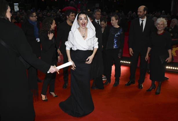 76th Berlin International Film Festival BERLIN, GERMANY - FEBRUARY 21: Actress Ozgu Namal of Gelbe Briefe (Yellow Letters) pose for a photo on the red carpet after winning the Golden Bear for Best Film during the 76th Berlin International Film Festival (Berlinale) in Berlin, Germany, on February 21, 2026. Halil Sagirkaya Anadolu Berlin Germany. Editorial use only. Please get in touch for any other usage.  Copyright: x2026xAnadoluxHalilxSagirkayax