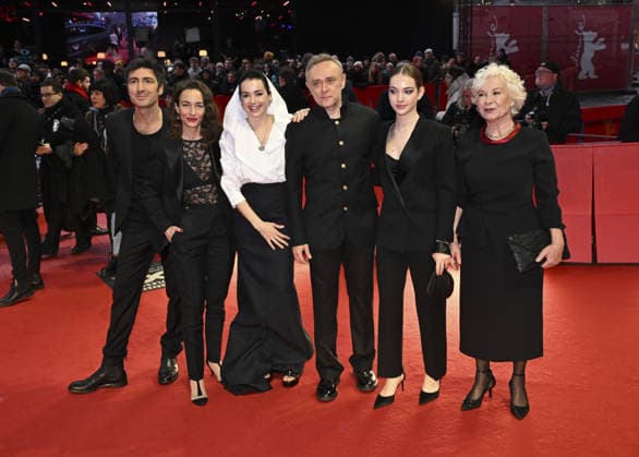 76th Berlin International Film Festival BERLIN, GERMANY - FEBRUARY 21: Actors of Gelbe Briefe (Yellow Letters) pose for a photo on the red carpet after winning the Golden Bear for Best Film during the 76th Berlin International Film Festival (Berlinale) in Berlin, Germany, on February 21, 2026. Halil Sagirkaya Anadolu Berlin Germany. Editorial use only. Please get in touch for any other usage.  Copyright: x2026xAnadoluxHalilxSagirkayax