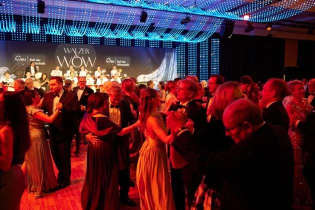 Ball der Wirtschaft 2026 ** NUR FÜR REDAKTIONELLE ZWECKE ** EDITORIAL USE ONLY **<p>Zahlreiche Gäste eröffnen mit einem Tanz den Ball der Wirtschaft 2026 im Hotel InterContinental. Bereits zum 74. Mal rollt der Verein Berliner Kaufleute und Industrieller (VBKI) den roten Teppich aus. Deutschland Berlin Berlin Copyright: JoergxCarstensen
