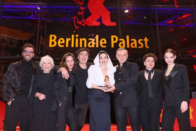 Berlinale Preisträger 2026 Ilker Catak und das Team zum Film Gelbe Briefe Preisträger Goldener Bär der 76. Berlinale im Berlinale Palast, Berlin, Datum: 21.02.2026 Copyright: xEventpress Kratschx
