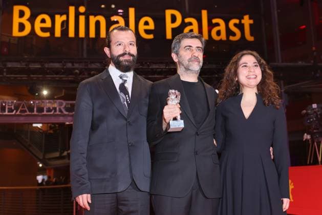 Berlinale Preisträger 2026 Nadir Öperli, Emin Alper, Irem Akbal Preisträger Silberner Bär der 76. Berlinale im Berlinale Palast, Berlin, Datum: 21.02.2026 Copyright: xEventpress Kratschx