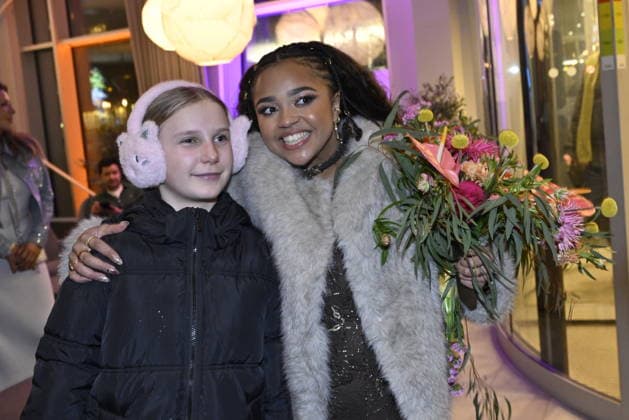 MALMÖ, SWEDEN 20260221 Cimberly Wanyonyi is congratulated on her place in the final by a fan as she arrives at the after party after round 4 of Melodifestivalen 2026 in Malmö Arena on Saturday MALMÖ SWEDEN x50090x  Copyright: xJohanxNilsson TTx MELODIFESTIVALEN 2026 MALMÖ vULM5t3IgPE