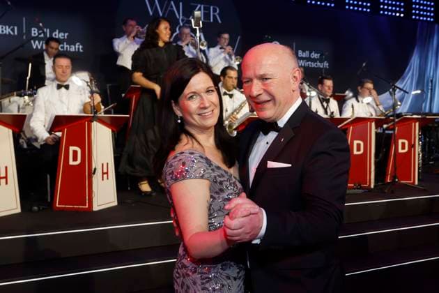 21.02.2026, Kai Wegner, Regierender Buergermeister und Partnerin Katharina Guenther-Wuensch, tanzen, beim 74. VBKI-Ball in Berlin, Hotel Intercontinental, Ball der Wirtschaft,