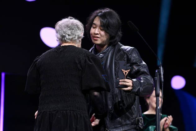 Gabriele Stötzer und Jingkai Qu mit dem Berlinale Shorts Cupra Filmmaker Award für Di san xian Kleptomania bei der Closing Ceremony mit Preisverleihung auf der Berlinale 2026 76. Internationale Filmfestspiele Berlin im Berlinale Palast. Berlin, 21.02.2026