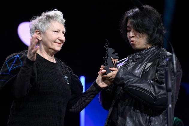 Gabriele Stötzer und Jingkai Qu mit dem Berlinale Shorts Cupra Filmmaker Award für Di san xian Kleptomania bei der Closing Ceremony mit Preisverleihung auf der Berlinale 2026 76. Internationale Filmfestspiele Berlin im Berlinale Palast. Berlin, 21.02.2026