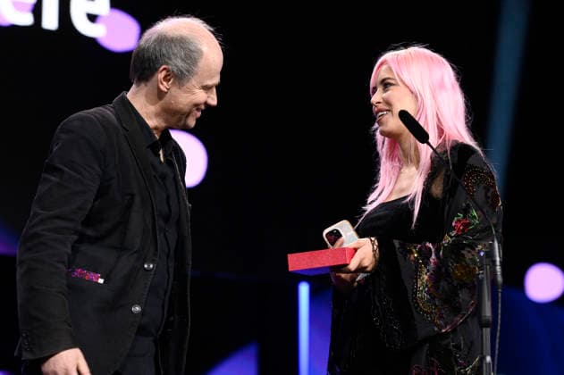 Fanny Texier mit dem Silbernen Bären Jury Preis Kurzfilm für A Woman™s Place Is Everywhere mit Stefan Grissemann bei der Closing Ceremony mit Preisverleihung auf der Berlinale 2026 76. Internationale Filmfestspiele Berlin im Berlinale Palast. Berlin, 21.02.2026