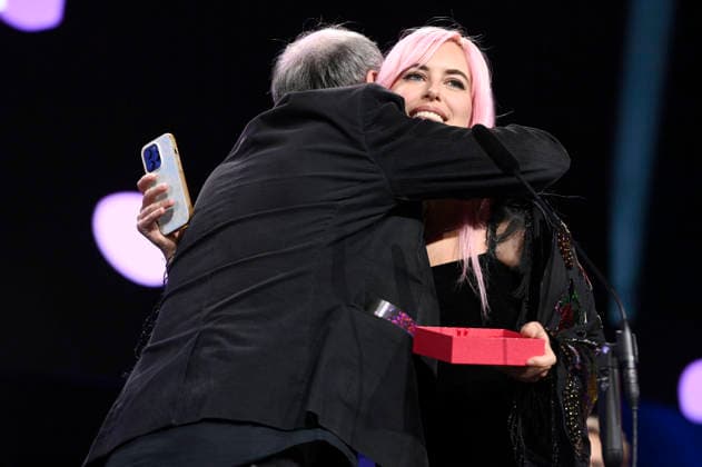 Fanny Texier mit dem Silbernen Bären Jury Preis Kurzfilm für A Woman™s Place Is Everywhere mit Stefan Grissemann bei der Closing Ceremony mit Preisverleihung auf der Berlinale 2026 76. Internationale Filmfestspiele Berlin im Berlinale Palast. Berlin, 21.02.2026
