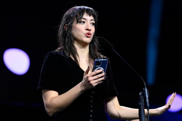 Marie-Rose Osta erhält den Goldenen Bären für den besten Kurzfilm Yawman ma walad Someday a Child bei der Closing Ceremony mit Preisverleihung auf der Berlinale 2026 76. Internationale Filmfestspiele Berlin im Berlinale Palast. Berlin, 21.02.2026
