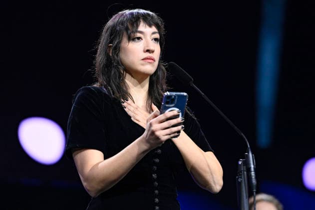Marie-Rose Osta erhält den Goldenen Bären für den besten Kurzfilm Yawman ma walad Someday a Child bei der Closing Ceremony mit Preisverleihung auf der Berlinale 2026 76. Internationale Filmfestspiele Berlin im Berlinale Palast. Berlin, 21.02.2026