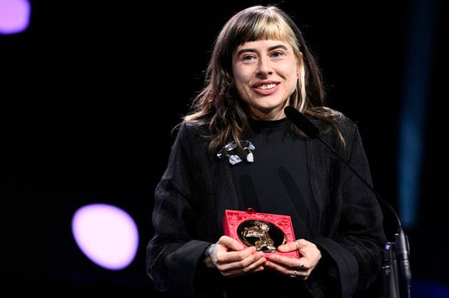 Pepa Lubojacki mit dem Berlinale Dokumentarfilm-Preis für If Pigeons Turned to Gold bei der Closing Ceremony mit Preisverleihung auf der Berlinale 2026 76. Internationale Filmfestspiele Berlin im Berlinale Palast. Berlin, 21.02.2026