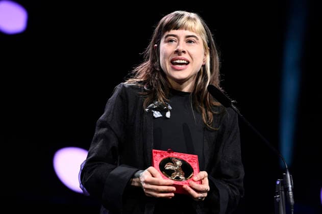 Pepa Lubojacki mit dem Berlinale Dokumentarfilm-Preis für If Pigeons Turned to Gold bei der Closing Ceremony mit Preisverleihung auf der Berlinale 2026 76. Internationale Filmfestspiele Berlin im Berlinale Palast. Berlin, 21.02.2026