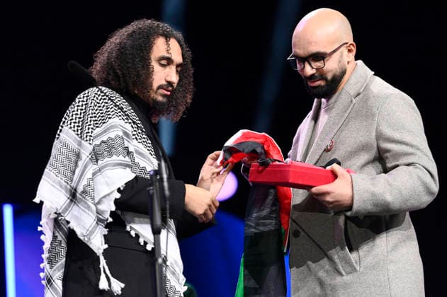 Abdallah Alkhatib und Taqiyeddine Issaad mit dem Preis für den besten Erstlingsfilm Chronicles From the Siege bei der Closing Ceremony mit Preisverleihung auf der Berlinale 2026 76. Internationale Filmfestspiele Berlin im Berlinale Palast. Berlin, 21.02.2026
