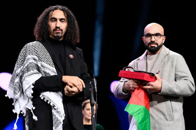 Abdallah Alkhatib und Taqiyeddine Issaad mit dem Preis für den besten Erstlingsfilm Chronicles From the Siege bei der Closing Ceremony mit Preisverleihung auf der Berlinale 2026 76. Internationale Filmfestspiele Berlin im Berlinale Palast. Berlin, 21.02.2026