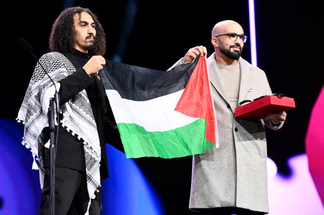 Abdallah Alkhatib und Taqiyeddine Issaad mit dem Preis für den besten Erstlingsfilm Chronicles From the Siege bei der Closing Ceremony mit Preisverleihung auf der Berlinale 2026 76. Internationale Filmfestspiele Berlin im Berlinale Palast. Berlin, 21.02.2026