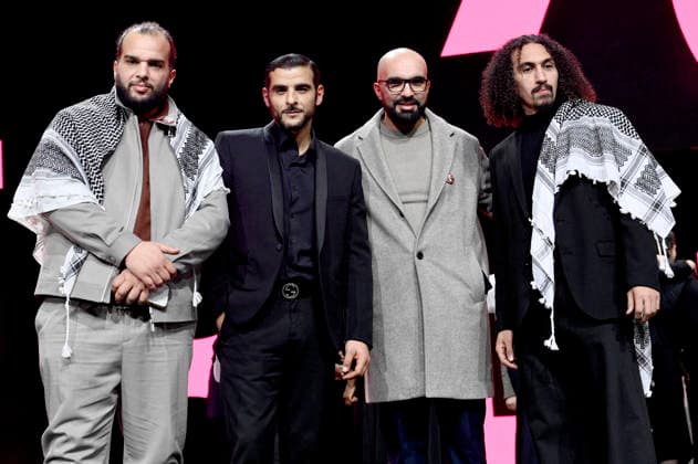 Salah Issaad, Sofiane Zermani, Taqiyeddine Issaad und Abdallah Alkhatib bekommen den Preis für den besten Erstlingsfilm Chronicles From the Siege bei der Closing Ceremony mit Preisverleihung auf der Berlinale 2026 76. Internationale Filmfestspiele Berlin im Berlinale Palast. Berlin, 21.02.2026